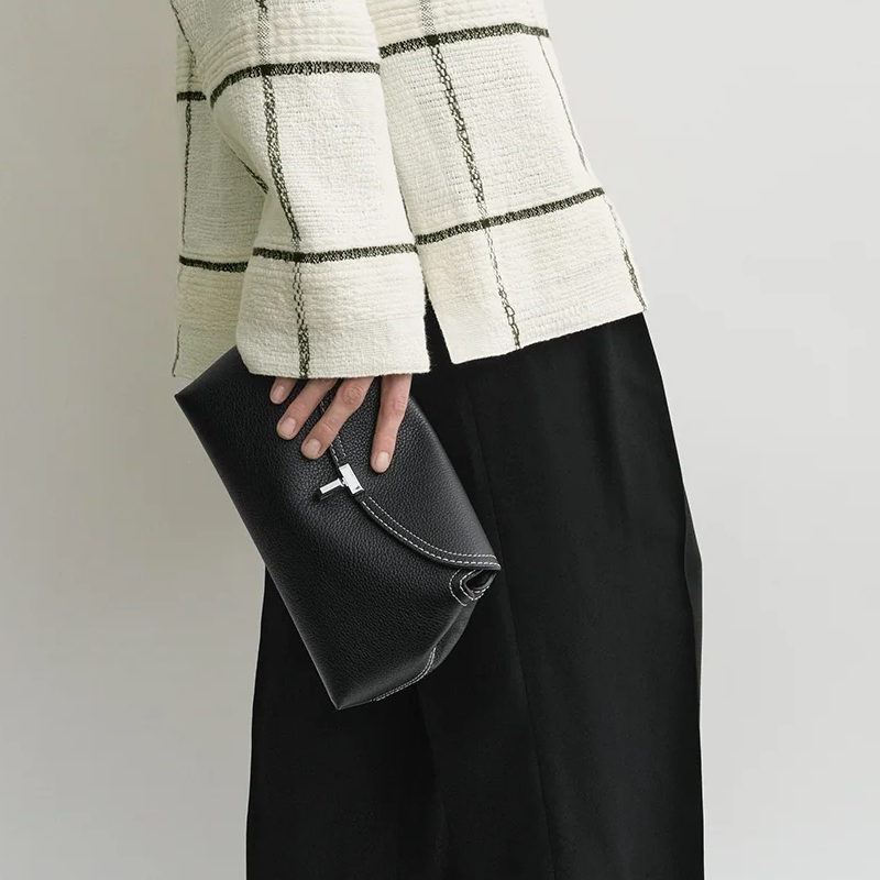 T-Lock Clutch Grained Leather Black Silver