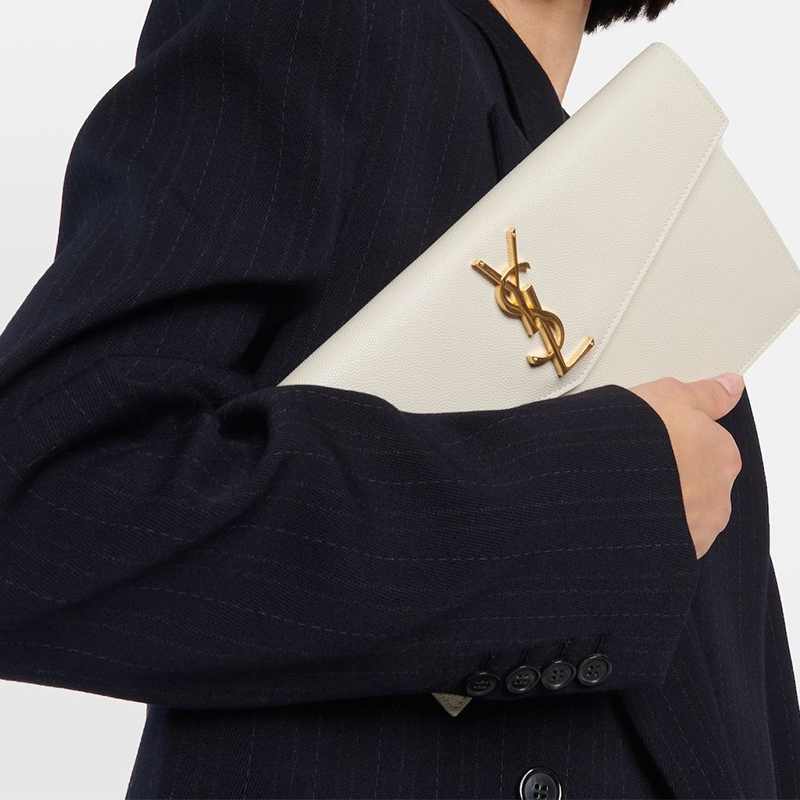 Pochette Uptown Grain de Poudre Embossed Leather