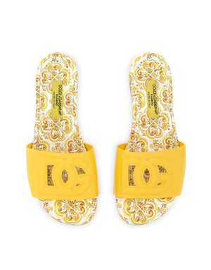 PATENT LEATHER SLIDERS WITH YELLOW MAJOLICA PRINT AND CUT-OUT DG DETAIL