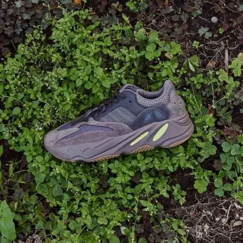 Adidas Yeezy 700 Mauve