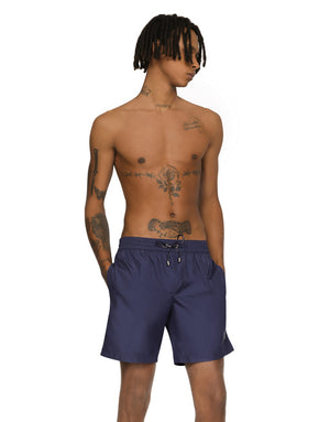 MID-LENGTH SWIM TRUNKS WITH BRANDED PLATE