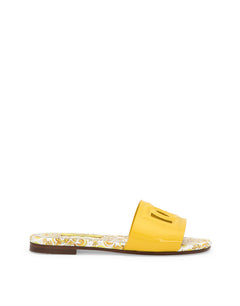 PATENT LEATHER SLIDERS WITH YELLOW MAJOLICA PRINT AND CUT-OUT DG DETAIL