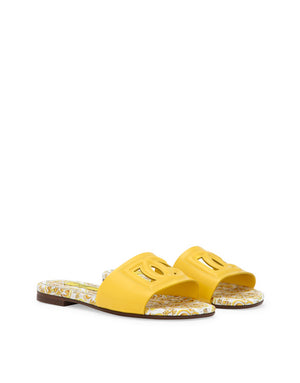 PATENT LEATHER SLIDERS WITH YELLOW MAJOLICA PRINT AND CUT-OUT DG DETAIL