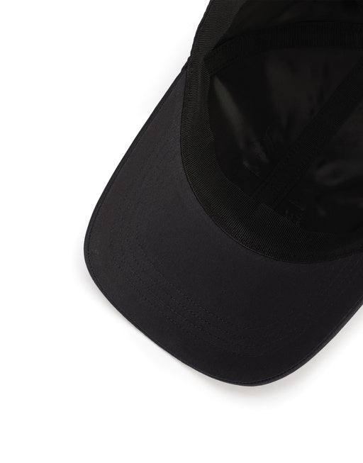 BASEBALL CAP WITH BRANDED PLATE