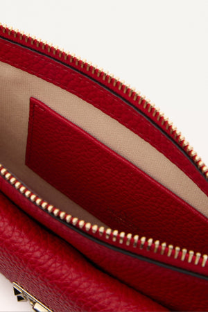 POUCH CON CATENA ROCKSTUD IN VITELLO GRANATO