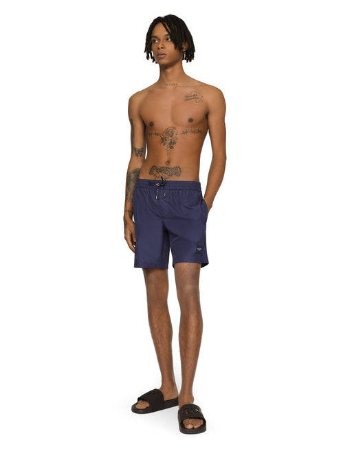 MID-LENGTH SWIM TRUNKS WITH BRANDED PLATE