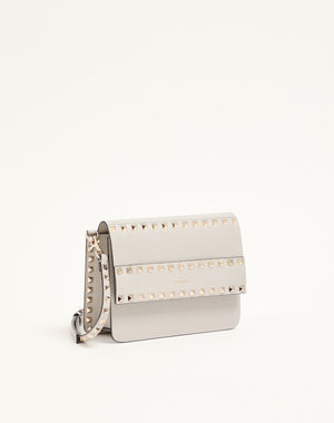 BORSA PICCOLA A TRACOLLA ROCKSTUD IN VITELLO GRANATO