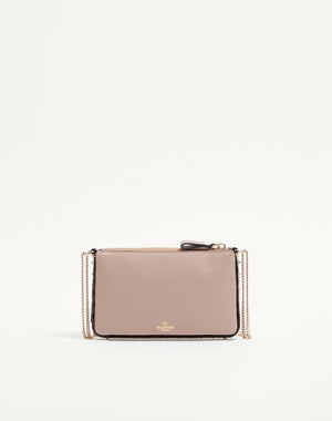 POUCH CON CATENA ROCKSTUD IN VITELLO GRANATO