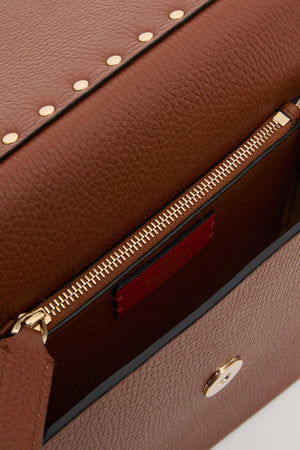 BORSA PICCOLA A TRACOLLA ROCKSTUD IN VITELLO GRANATO