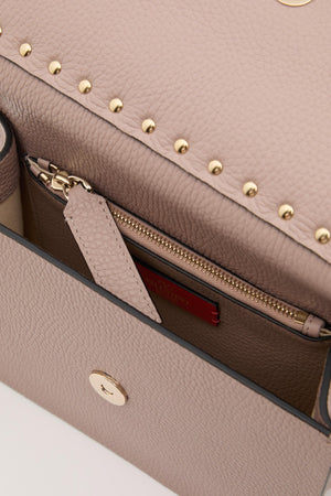 BORSA PICCOLA A TRACOLLA ROCKSTUD IN VITELLO GRANATO