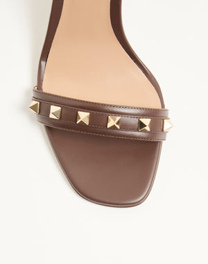 SANDALO ROCKSTUD IN VITELLO GRANATO CON CINTURINO 80MM