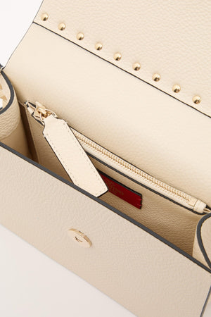 BORSA PICCOLA A TRACOLLA ROCKSTUD IN VITELLO GRANATO