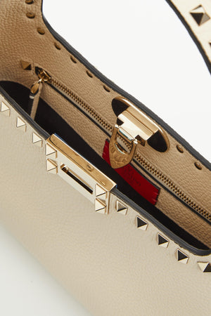 BORSA HOBO PICCOLA ROCKSTUD IN VITELLO GRANATO