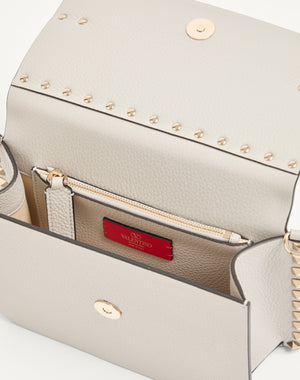 BORSA PICCOLA A TRACOLLA ROCKSTUD IN VITELLO GRANATO