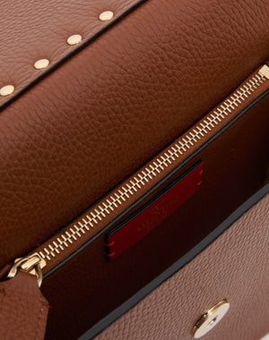 BORSA PICCOLA A TRACOLLA ROCKSTUD IN VITELLO GRANATO