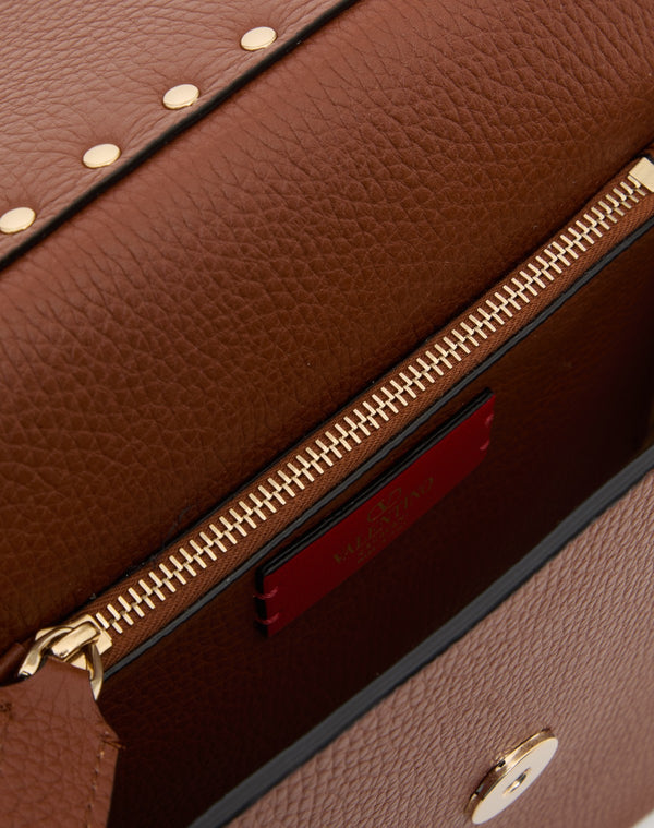 BORSA PICCOLA A TRACOLLA ROCKSTUD IN VITELLO GRANATO