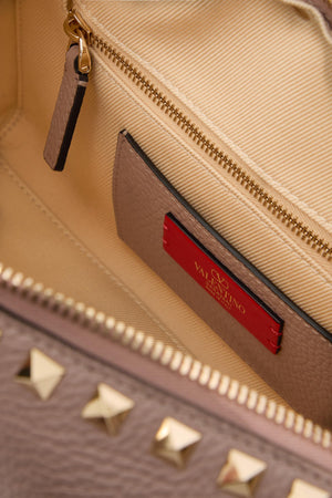 BORSA A MANO ROCKSTUD IN VITELLO GRANATO