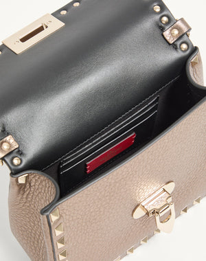 Borsa Piccola A Mano Rockstud In Vitello Granato Laminato