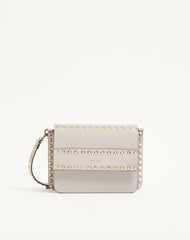 BORSA PICCOLA A TRACOLLA ROCKSTUD IN VITELLO GRANATO