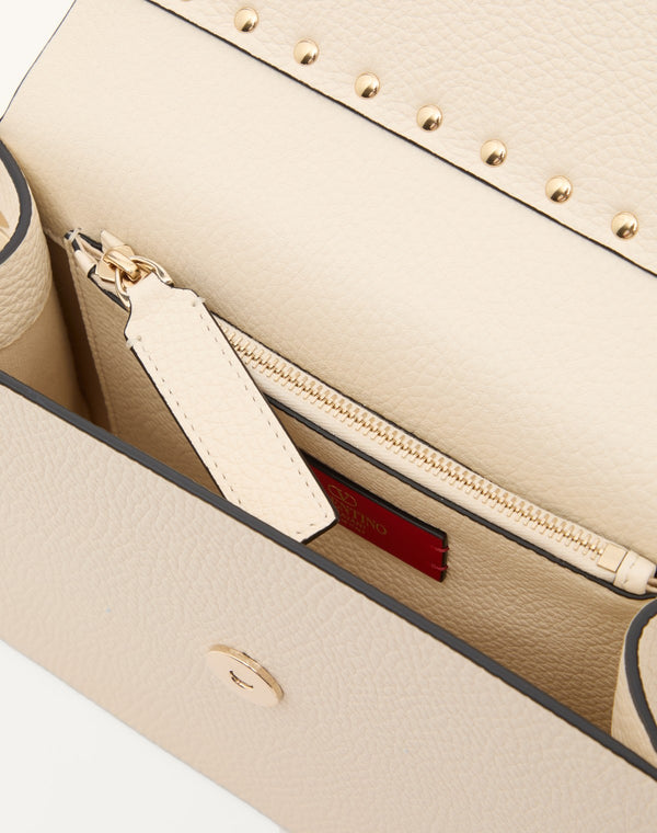 BORSA PICCOLA A TRACOLLA ROCKSTUD IN VITELLO GRANATO
