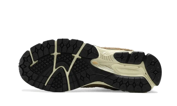 new-balance-2002r-mushroom-hazy-peach