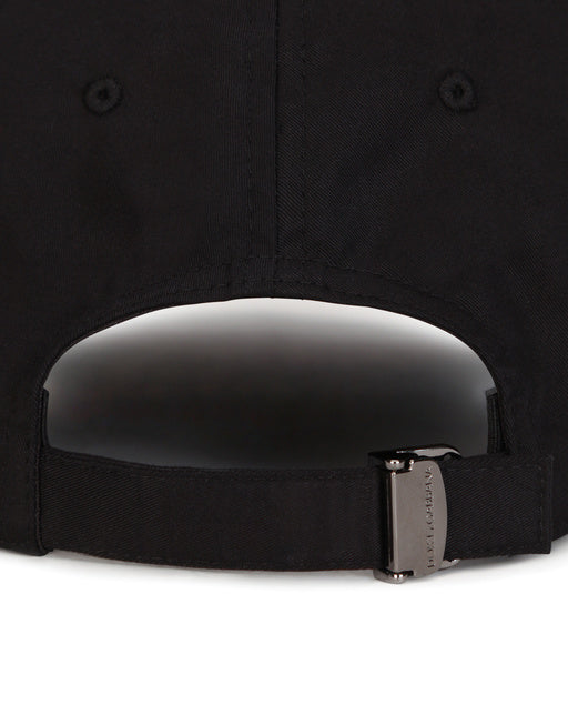 BASEBALL CAP WITH BRANDED PLATE