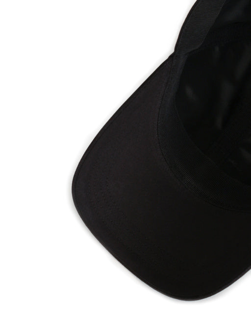 BASEBALL CAP WITH BRANDED PLATE