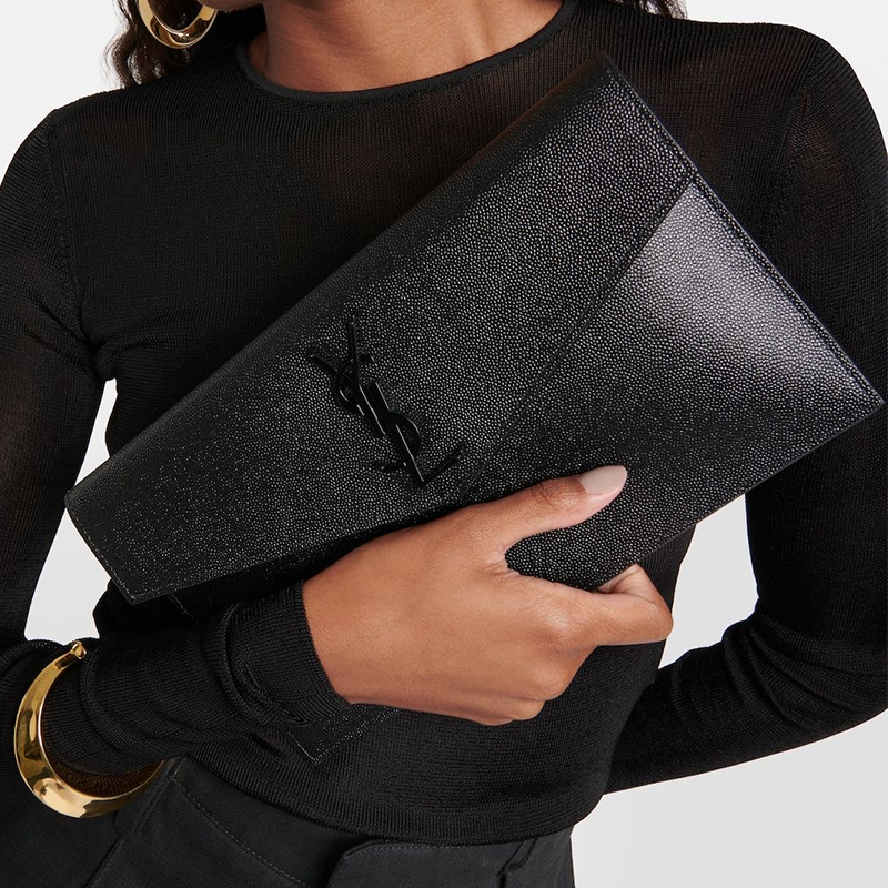 Pochette Uptown Grain de Poudre Embossed Leather